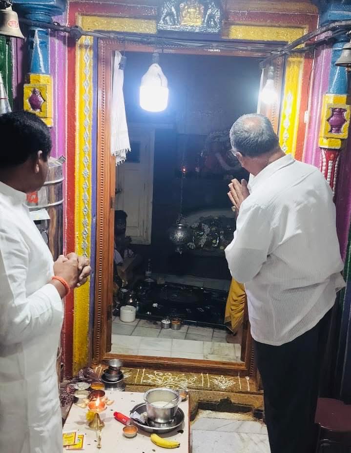 Arvindharmapuri's tweet photo. బిజెపి నిజామాబాద్ మున్సిపల్ కార్పొరేషన్ ఎన్నికల ఇన్‌చార్జ్ శ్రీ @NvssprabhakarM, మాజీ ఎమ్మెల్యే గారు కంఠేశ్వర్ దేవాలయంలో కార్పొరేటర్ అభ్యర్థుల బీ ఫార్మ్ లకి ప్రత్యేక పూజలు చేసి అభ్యర్థులకు అందించారు. ఈ కార్యక్రమంలో జిల్లా అధ్యక్షులు దినేశ్ కులాచారి గారు, జిల్లా ఇన్‌చార్జ్ కాంతారావు గారు, సీనియర్ నాయకులు పల్లెగంగారెడ్డి గారు తదితరులు పాల్గొన్నారు.

#ManaIndurManaMayor