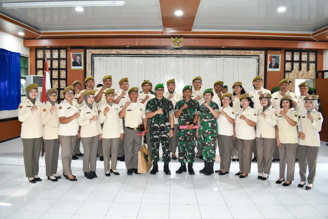 ajendam1bb's tweet photo. Acara Wisuda Purna Tugas Yang Dipimpin Oleh Kaajendam I/BB Letkol Caj Dwi Listyo Saputro Kepada Personel Ajendam I/BB Diantaranya Serma FA. Sijabat Dan PNS Harun Ginting Yang Dilaksanakan Di Aula Ajendam I/BB Dan Dihadiri Seluruh Personel Ajendam I/BB. #ajendam1bb #kodambukitbar https://t.co/1Xr7X5VhuA