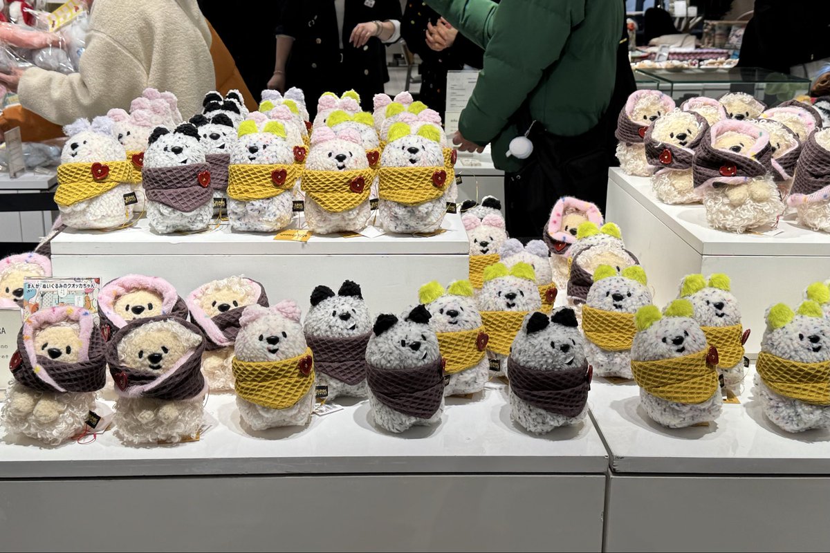 初日にクオッカちゃんのおかあさんハタヤさんにお会いできてチャッキーを抱っこして頂くことができました😆感激です✨ありがとうございました(挙動不審すみません)
看板の裏に作家さんのサインあったなんて〜😅
休憩中の社員さん？がクオッカちゃん見てﾜｧｯとなり空きの整番もらってて🤗となりました