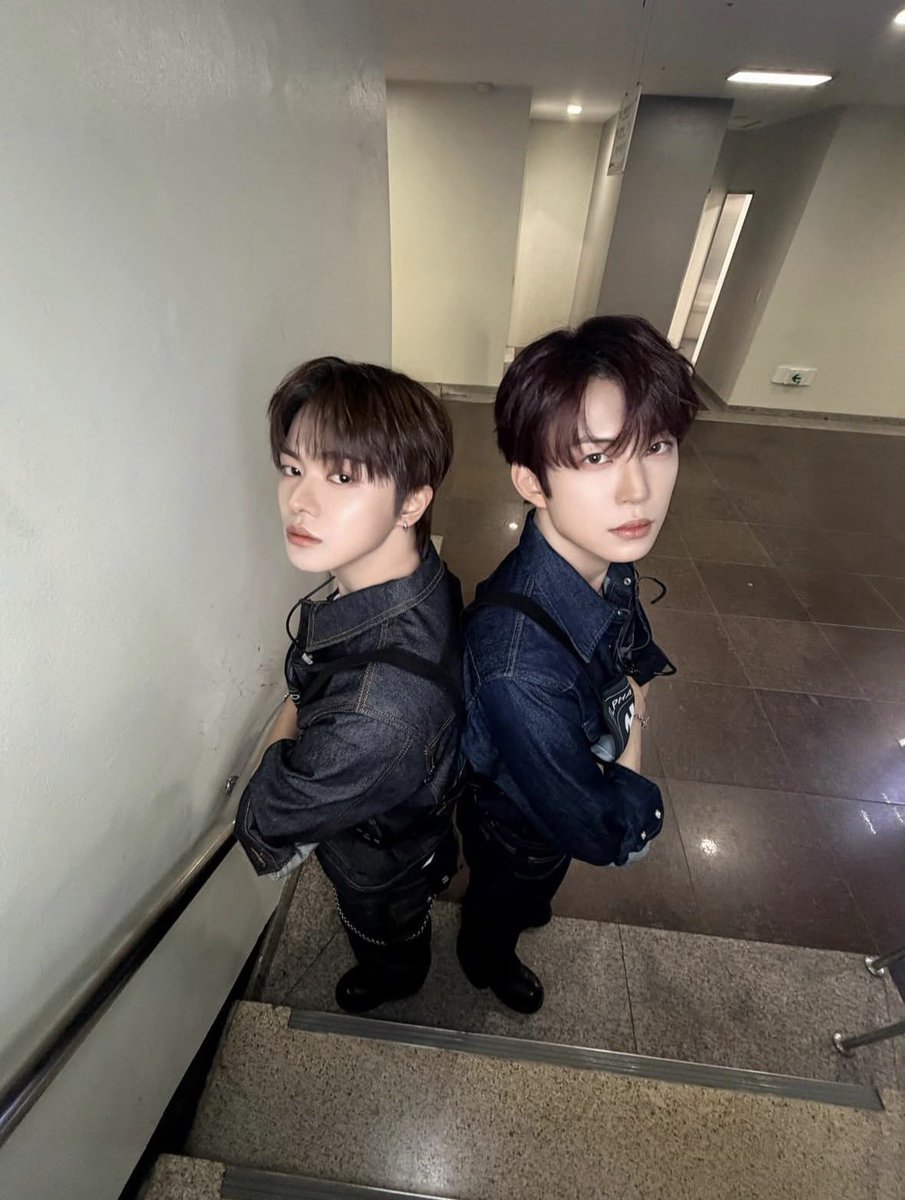 ald1leoz822's tweet photo. 천연즈 옵빠들 https://t.co/liLzbHo48d
