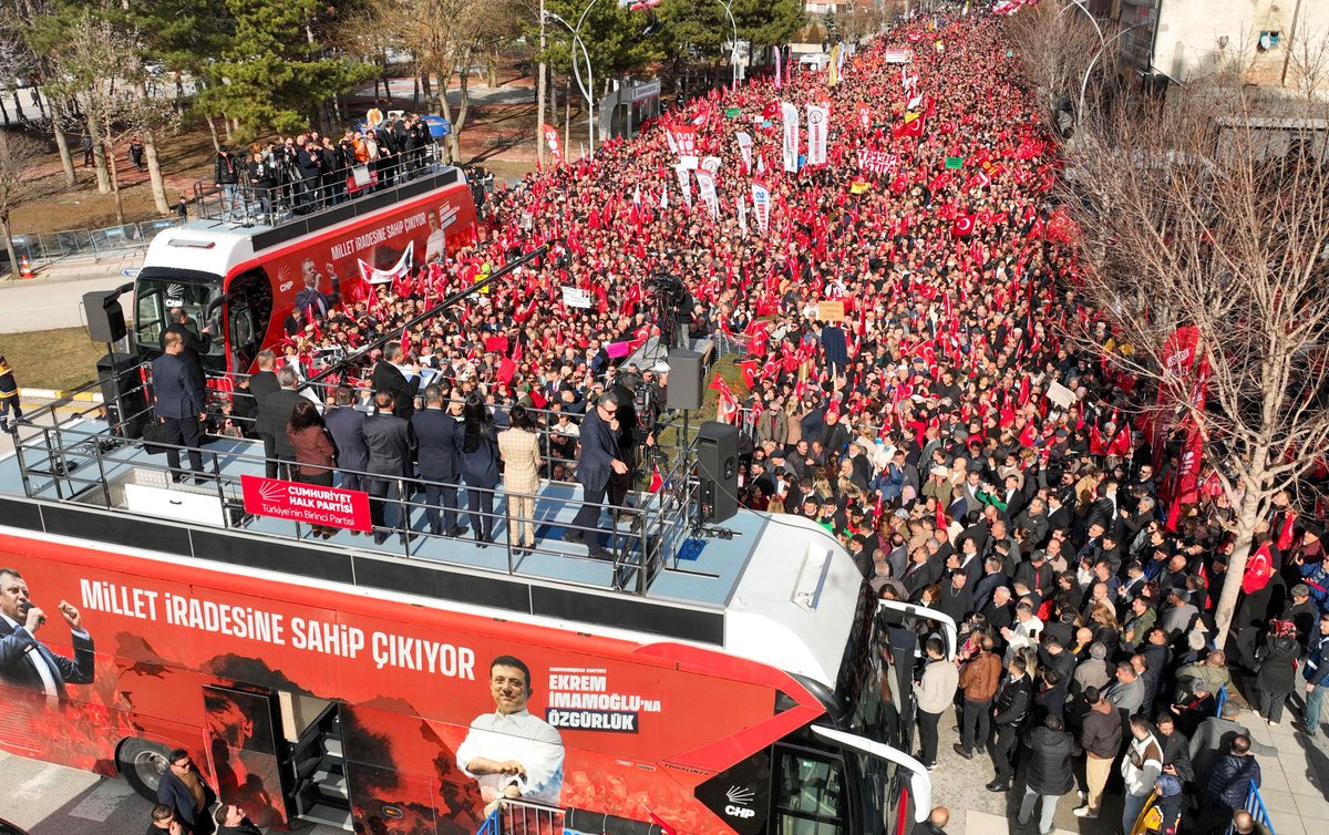 Sığmıyoruz! 
Meydanlara, sokaklara, tarihe sığmıyoruz.

Ucu bucağı görünmeyen bu iradeye iyi bakın!

Çorum tarihinin en büyük eyleminde meydandan taşan yurttaşlarımıza selam olsun!

Selam olsun omuz omuza duranlara... 
Selam olsun yarını bugünden kuranlara!