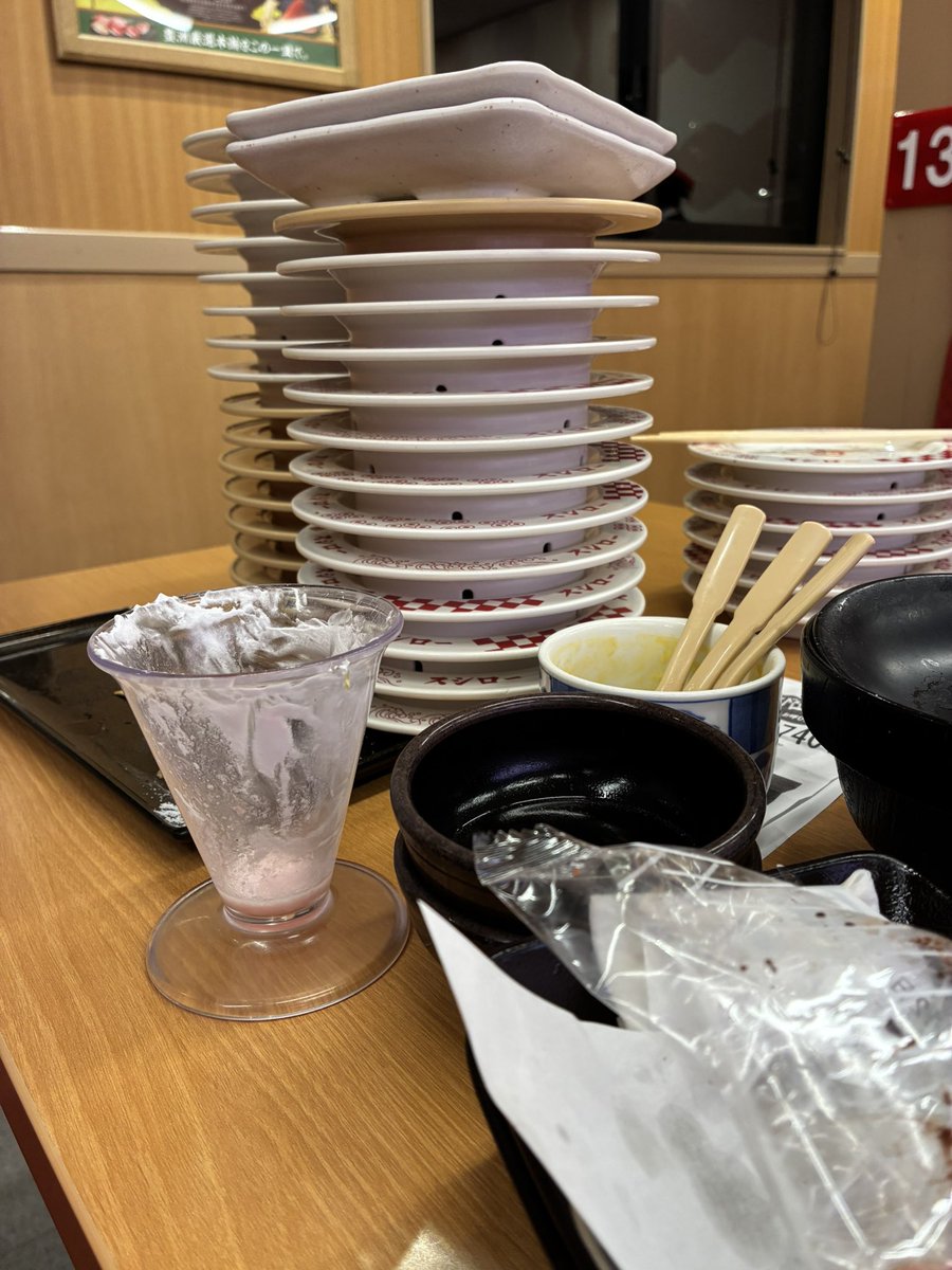 妹とスシロー🍣
32皿！最高記録❤️
沢山美味しく食べました😋❤️
美味しいものは幸せ❤️
湯上りどすっぴんで行きました✌️
 #スシロー #寿司 #魚大好き #大食い  ではない #中食い