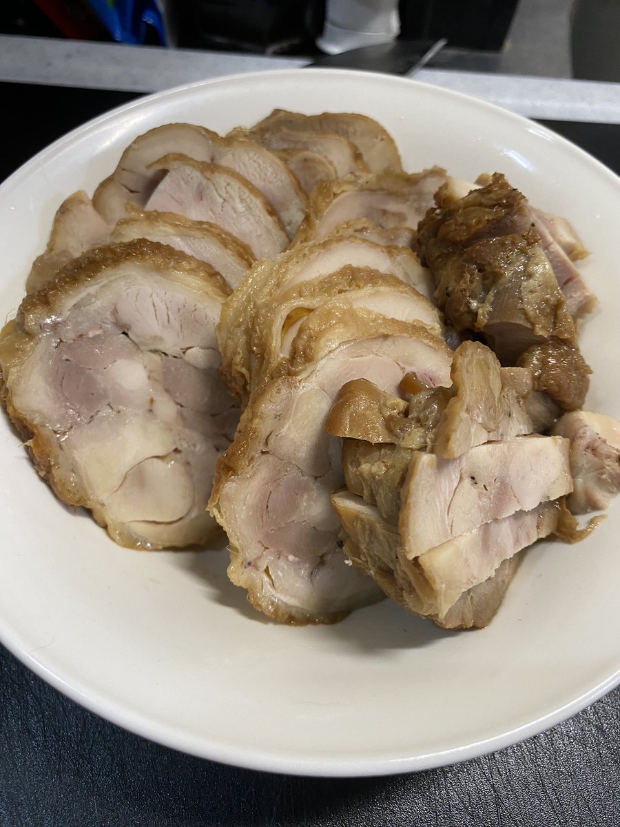 キレイに巻けた鶏チャーシューをおゆはんに切りました(((ง'ω')و三 ง'ω')ڡ≡ｼｭｼｭｯ