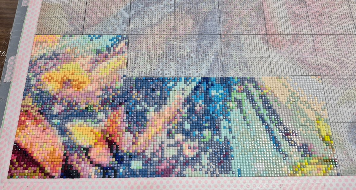 ダイヤモンドアート進捗。何かやっと何の絵柄か少し分かる位ポチれた