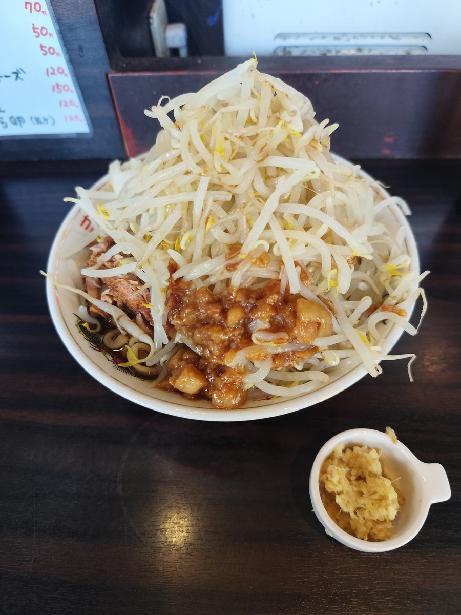 mp3passat's tweet photo. 🍜券売機をゆっくり見て選ぶ暇は無いと思うので、これを見て何を食べるか。何で攻めるか。
参考にしていただければ幸いです🍜

小豚そば（200g）
無料トッピング：ヤサイ増し、ネギ、アブラ少なめ
追加トッピング：生姜

ごちそうさまでした🤤

#大盛軒
#二郎
#ラーメン https://t.co/FpKcaGoDXp