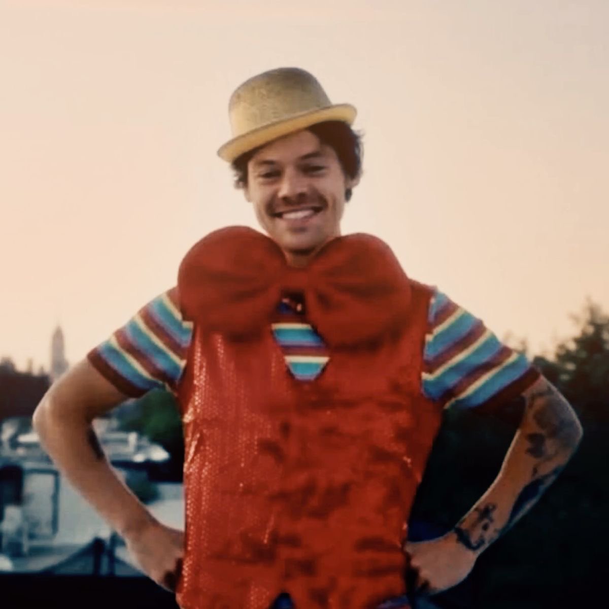 theharrycrave's tweet image. Happy Birthday to the Sun, the Moon, and the Stars, collectively.