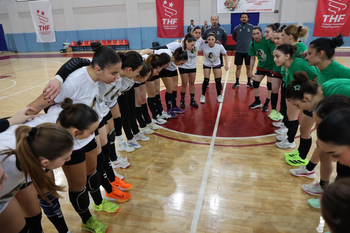 TCSinopValiligi's tweet photo. 📍85. Yıl Kemalettin Sami Paşa Spor Salonu

📌 Valimiz Dr. @mustafaozarslnn , Sinop Belediye Başkan Vekili Aysun Özsönmez, Sinop Üniversitesi Rektör Yardımcısı Muhitdin Yılmaz, Vali Yardımcısı Ali Osman Bulat, Dikmen Kaymakamı Oğuzhan Doğancı, İl Jandarma Komutanı J. Kd. Alb. Hakan Başaklıgil, İl Emniyet Müdürü Sibel Kılıçoğlu, İl Genel Meclis Başkanı Ersin Yaman, Sinop Gençlik ve Spor İl Müdürü Mehmet Kalyon, Türkiye Bilardo Federasyonu Başkanı Ersan Ercan ile birlikte;

📌 Türkiye Hentbol Federasyonu Kadınlar 1. Lig Sinopspor ve Ardeşen Belediye Spor Klübü Takımı arasında oynanan hentbol müsabakasını izledi.

📌Müsabaka sonrasında 47-42 galip gelen #Sinopspor takım oyuncularını, misafir takım oyuncularını, teknik heyetleri ve hakemleri tebrik eden Sayın Valimiz, tüm sporcularımıza başarılarının devamını diledi.

@Hentbol_Fed 
#Hentbol
#SporDostuSinop