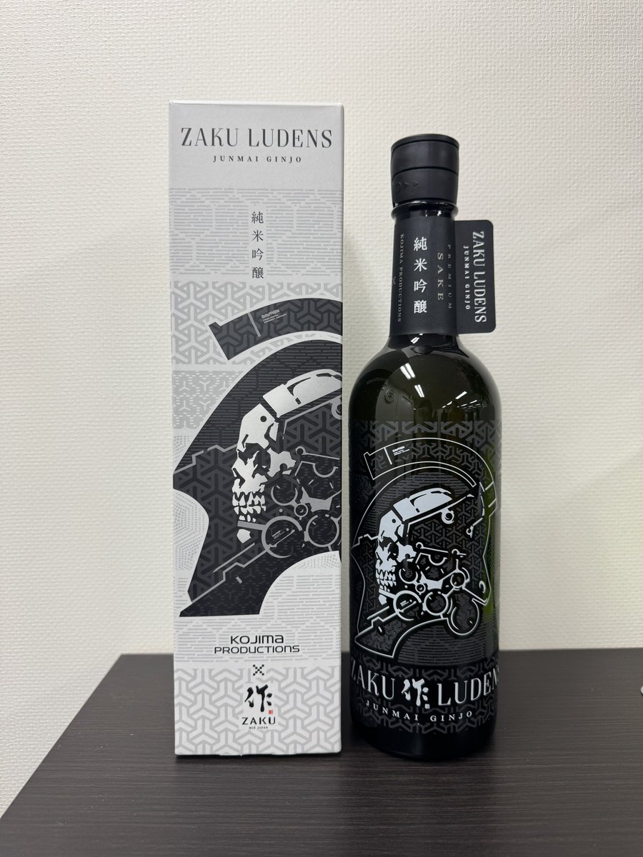 Kiyokiyoha's tweet photo. そう言えば私はアルコールアレルギーでお酒を飲めないので、会社の納会に「作ルーデンス」を持って行ってみんなに飲んでもらったのでした。
ボトルも味も褒めてもらえて自分が褒められた気分。
ラベルがシールじゃなくて直接プリントされてるのがまた堪らんのです。 https://t.co/eMgJ4sMirD