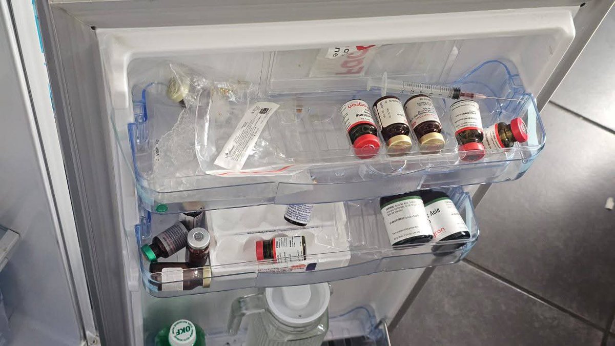 EversonLuhanga's tweet image. Johannesburg Metro Police arrested a 50-year-old Pakistani national in Midrand after catching her posing as a medical practitioner at a local clinic. Officers found her consulting patients without a practice number, qualifications or registration. She admitted she never completed…