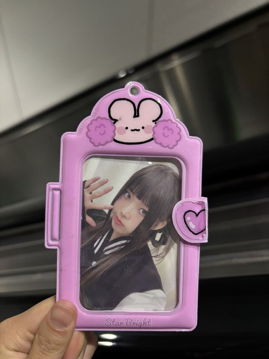 Otaku_torigiki's tweet photo. 2026／０２／01
JR線21:25分大阪駅発の関空快速5両目でNMIXXのメンバーが入っているピンクのトレカケースを拾いました。椅子の下に落ちている形でした。東岸和田駅に預けました。お心あたりのある方は東岸和田駅に問い合わせてください。 https://t.co/SxnvpEgnX4