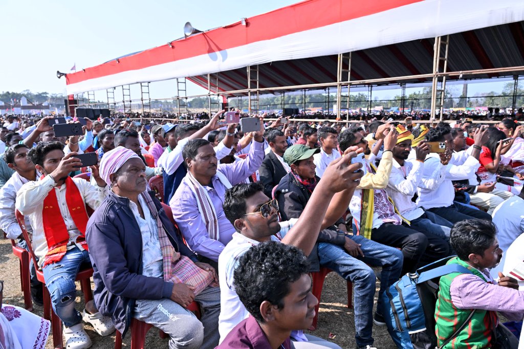 असम के तिनसुकिया में ऑल आदिवासी स्टूडेंट्स एसोसिएशन ऑफ़ आसाम (AASAA) द्वारा आयोजित आदिवासी महासभा में सभी अतिथियों तथा असम के विभिन्न कोनों से आए आदिवासी भाई बहनों को झारखण्डी जोहार। तथा यहां के फायर ब्रांड नेता स्व प्रदीप नाग जी को श्रद्धांजलि अर्पित करता हूं।
असम से जुड़ी