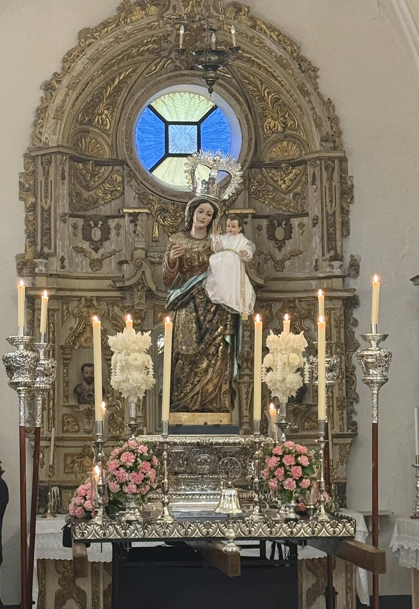 🔵📍En la Calle Don Carlos y la Plaza de la Iglesia han sonado:

🎶 María Santísima del Amparo
🎶 Alma de la Trinidad
🎶 Triana

Descontamos los días para poder acompañar de nuevo a Nuestra Señora de la Candelaria

#SuenaMJG #CofradiasMLG #Candelaria #Procesion #BMMJG