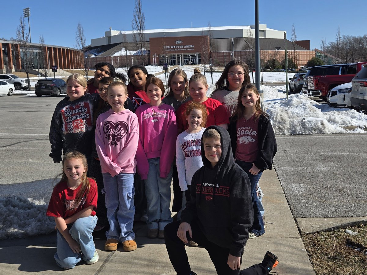 The Waldron 4th Grade Lady Bulldogs are in the house today ready to watch <a href="/RazorbackWBB/">Razorback Women's Basketball</a> take on Kentucky! #FlytheW #WPS <a href="/CoachJ14/">Brad Johnson</a>