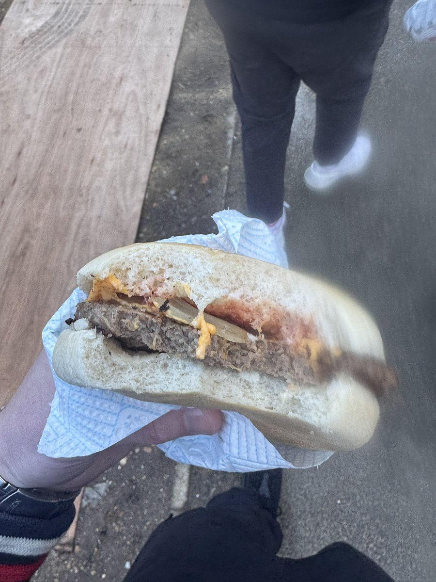 PDedoid's tweet photo. @FootyScran £6 at Priestfield Gillingham. Full Monty. Was Pukka. Rate this /10? https://t.co/VTYKrIetFy