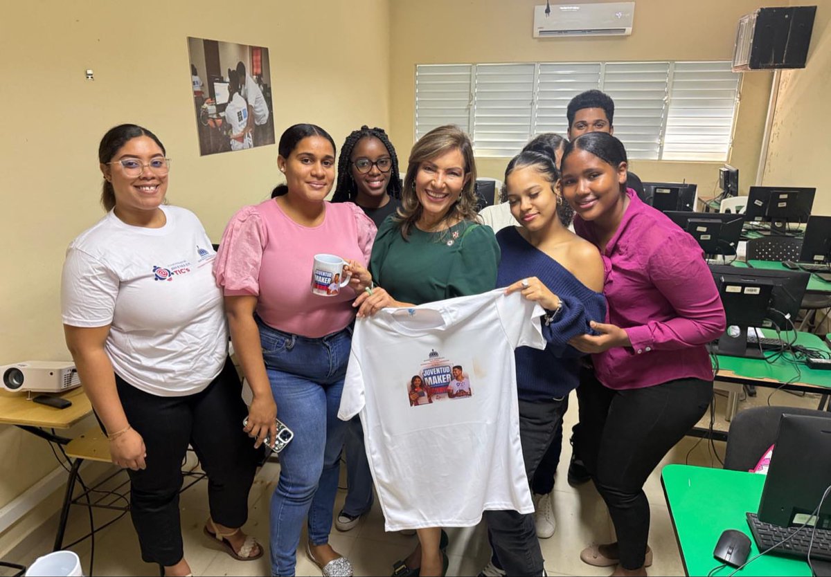 ¡Impulsamos el futuro tecnológico de nuestra juventud! En víspera del Día Nacional de la Juventud, la coordinadora del #GabineteDePolíticaSocial, doctora @vasquezgeanilda, encabezó la jornada tecnológica-formativa de los @ctcrdo en el municipio #BocaChica