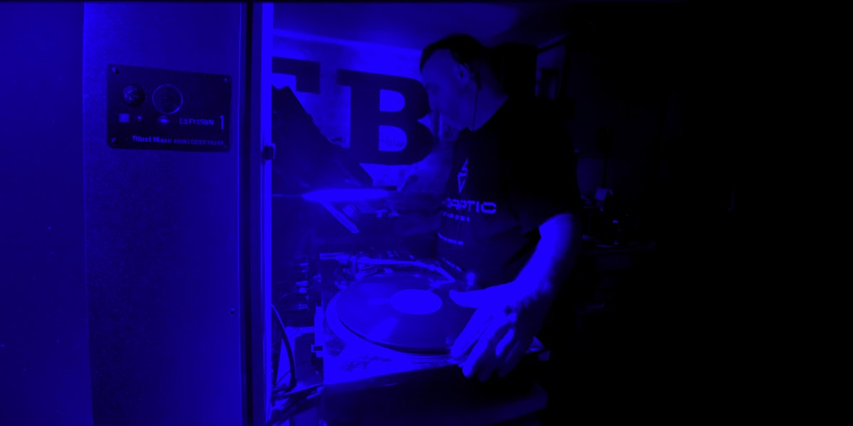 el_convergence's tweet photo. If you missed Friday's  Below Ground   check it out HERE with the man Jason Carter
https://t.co/AUYVnIkaDu
Check out Jason other shows HERE available to DL - https://t.co/hMIvXodVHc... https://t.co/oFCzcW413Z