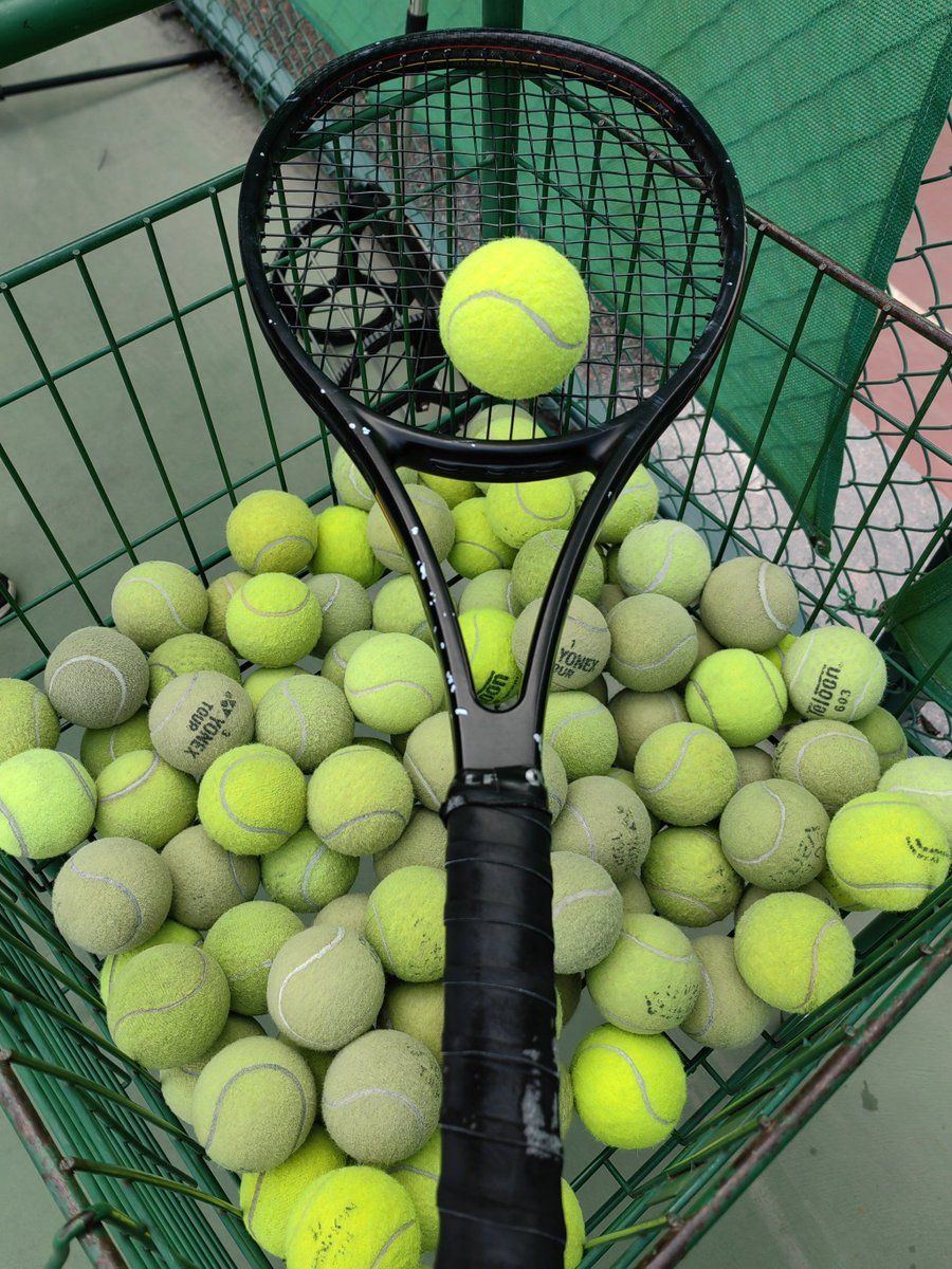 sdaeec's tweet image. テニスコートは単なる運動の場ではなく、挑戦と自己突破の戦場。跳ねるボール、振るラケット、それが私の独立と力強さを表現する瞬間です。