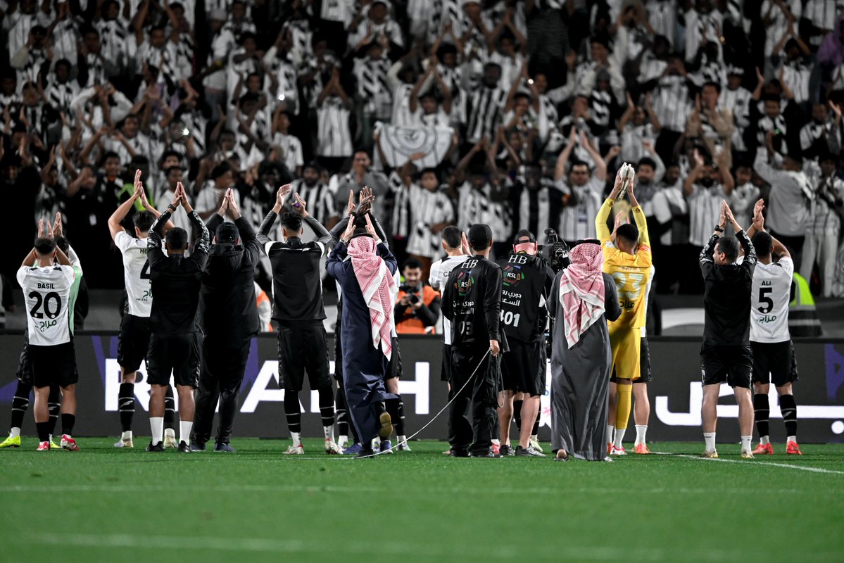 الله عطى نُور القمر وقت ويغيب ..
والله عطاك النور في كل الأوقاتِ 🖤

في ليلةٍ قمرى، شع نور الليوث 🤍

#يلا_شباب | #الليث_بجمهوره