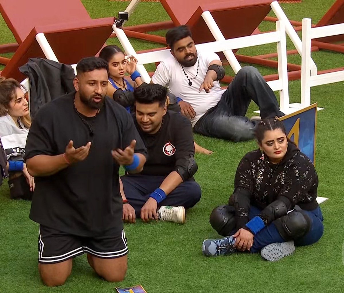 MissFilmyAddict's tweet image. Why Rajat Dalal Picked Bebika 🤔

He was standing in arena and he know the task 🤔 and still he Choose #Bebika 🤔

#RajatDalal #Bebika #The50 #the50realityshow #PrinceNarula