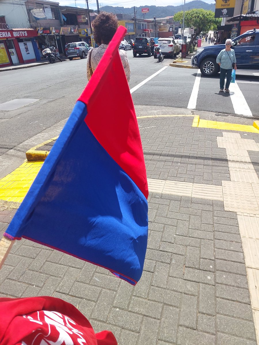 ____Suss____'s tweet photo. Medio país recorrí pero finalmente tengo mi bandera y una camisa 👏❤️💙🙄😂 https://t.co/8DROK1I4OT