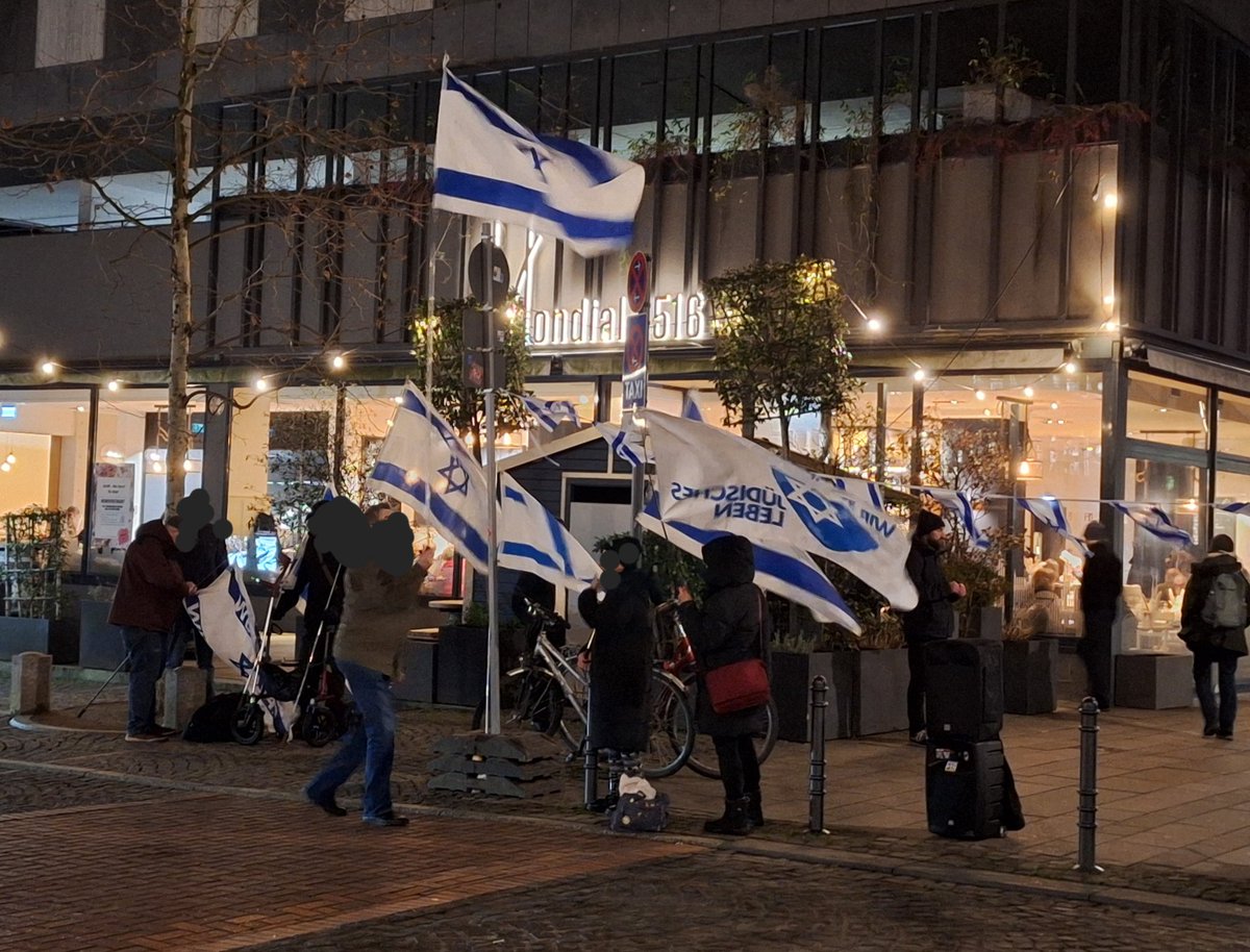 KolnOmas's tweet photo. Köln und Bonn ziehen heute den Iron Dome um die Kölner Philharmonie.
#K0102 https://t.co/jeJMRis0te