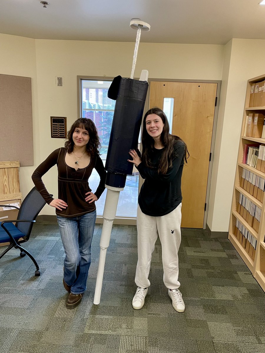markowenmartin's tweet photo. Here are my two #DocMartians for the spring semester as I slouch toward retirement, trying to recreate myself. There is nothing like working with students in the lab. Period. #MicrobialEvangelist #retirement #QualityQuorum @asmicrobiology @univpugetsound @profvrr https://t.co/uvEmCZCqrn