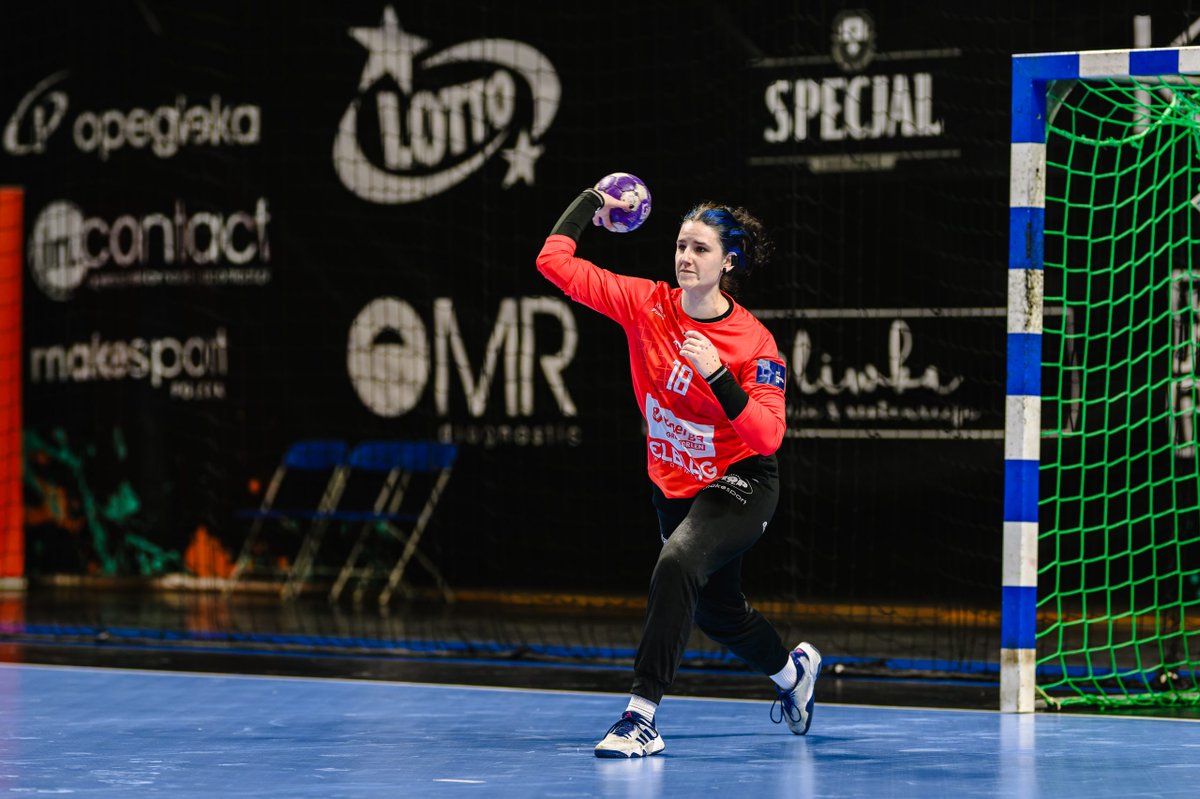EnergaStart's tweet photo. Najlepsza w zespole Startu Paulina Kuźmińska dzisiaj z 9 bramkami i 70% skuteczności z nagrodą od Lirene @SLkobiet @EnergaSA @MiastoElblag @MazuryT #sport #handball #pilkareczna #elblag https://t.co/nmTc2YrN8g