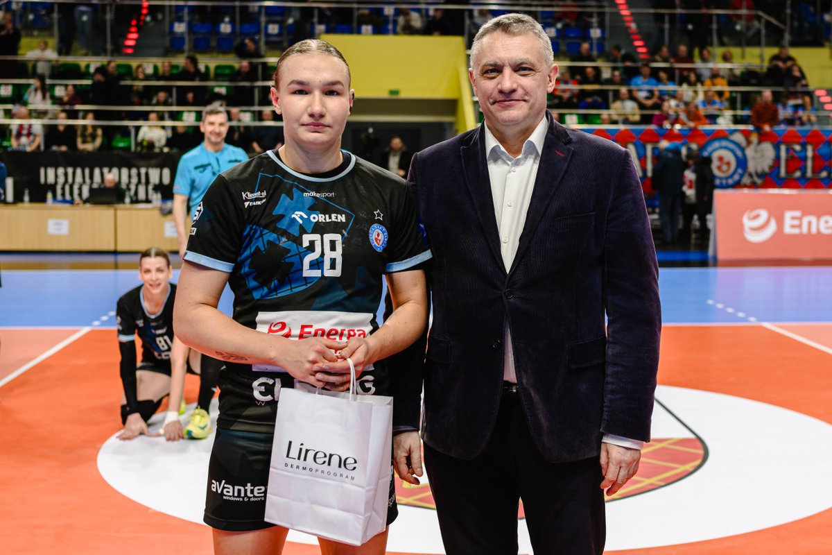 EnergaStart's tweet photo. Najlepsza w zespole Startu Paulina Kuźmińska dzisiaj z 9 bramkami i 70% skuteczności z nagrodą od Lirene @SLkobiet @EnergaSA @MiastoElblag @MazuryT #sport #handball #pilkareczna #elblag https://t.co/nmTc2YrN8g