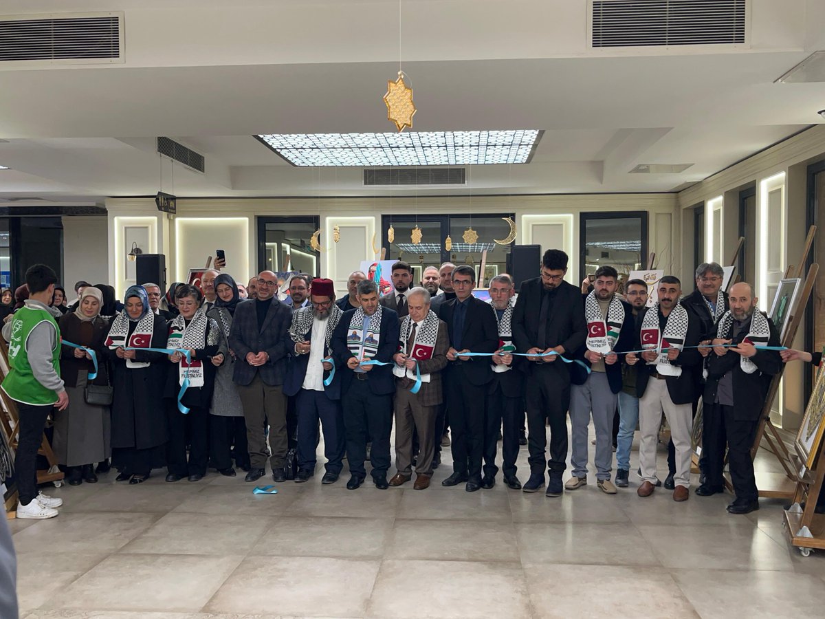 aidoctors's tweet photo. Teller bu kez örülen sınırları kaldırmak ve umut olmak için gerildi.

Dikensiz Tellerle Engelsiz Gazze Filografi Sergisinde Türkiye'nin farklı şehirlerinden 20 Filografi sanatçısı Engelsiz Gazze Projesi için biraraya geldi. 8 Şubat Pazar gününe kadar Pendik Atatürk Kültür Merkezi'nde sergilenecek Filografi eserleri Gazze'ye umut olmak için ziyaretçilerini bekliyor.

Sergiden elde edilecek gelirle Uluslararası Doktorlar Derneği (AID) tarafından uzuv kaybı yaşayan Gazzelilere protez desteği sağlanacak.