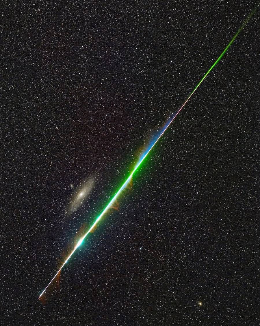 latestincosmos's tweet photo. Once-in-a-lifetime-shot. 

A bright meteor burned up in the atmosphere while capturing Andromeda Galaxy. https://t.co/QUlxRBx9lA
