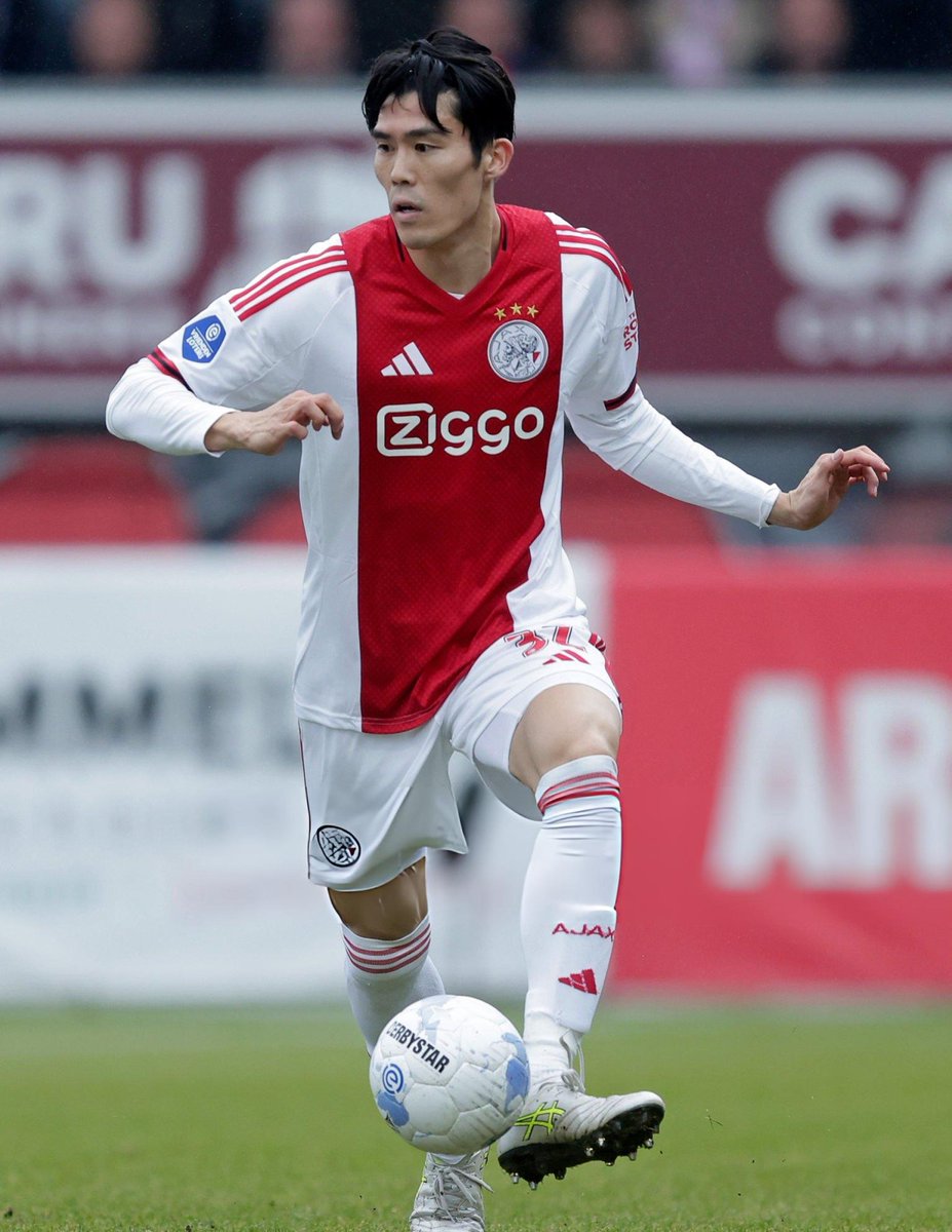 Takehiro Tomiyasu makes his debut appearance for Ajax months after leaving Arsenal FC by mutual agreement. 

It's so great to see him back on the pitch &amp; in good health! 🇯🇵