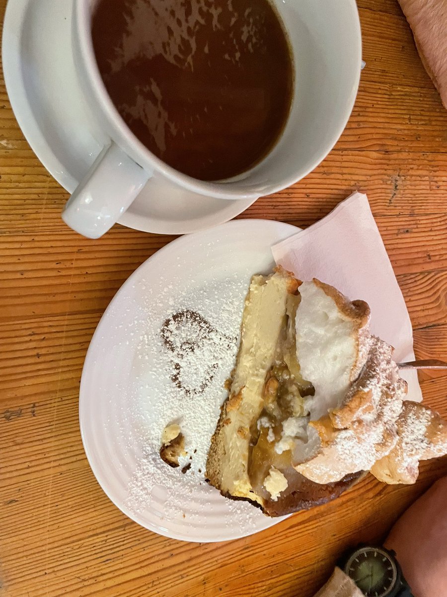 Großes Interesse am politischen Stadtrundgang durch St. Georg, wo sich Luxus, soziale Realität, die schwule Community, Migration und Engagement miteinander mischen.
Viele Eindrücke zwischen Schauspielhaus, Steindamm, Hansaplatz, Lange Reihe und dann Austausch bei lecker Torte