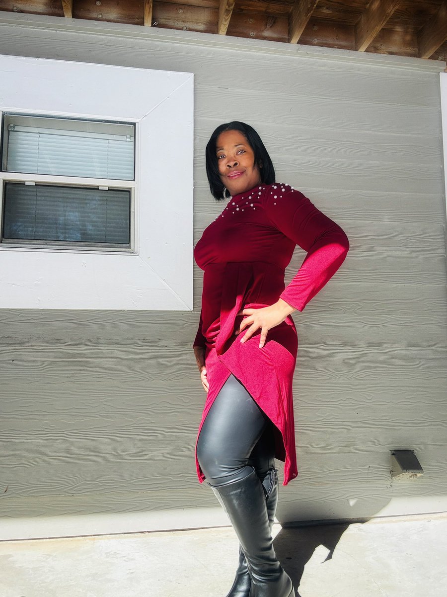 lasheikcalhoun's tweet photo. I’m not letting the snow stop me from enjoying my birthday. I decided to still doll myself up some and take some pictures in the snow. I didn’t last long outside so I only took a few 😆 #Chapter47 #snowday #birthdayvibes #AquariusSeason #winterbaby https://t.co/YEdM0kLLyH