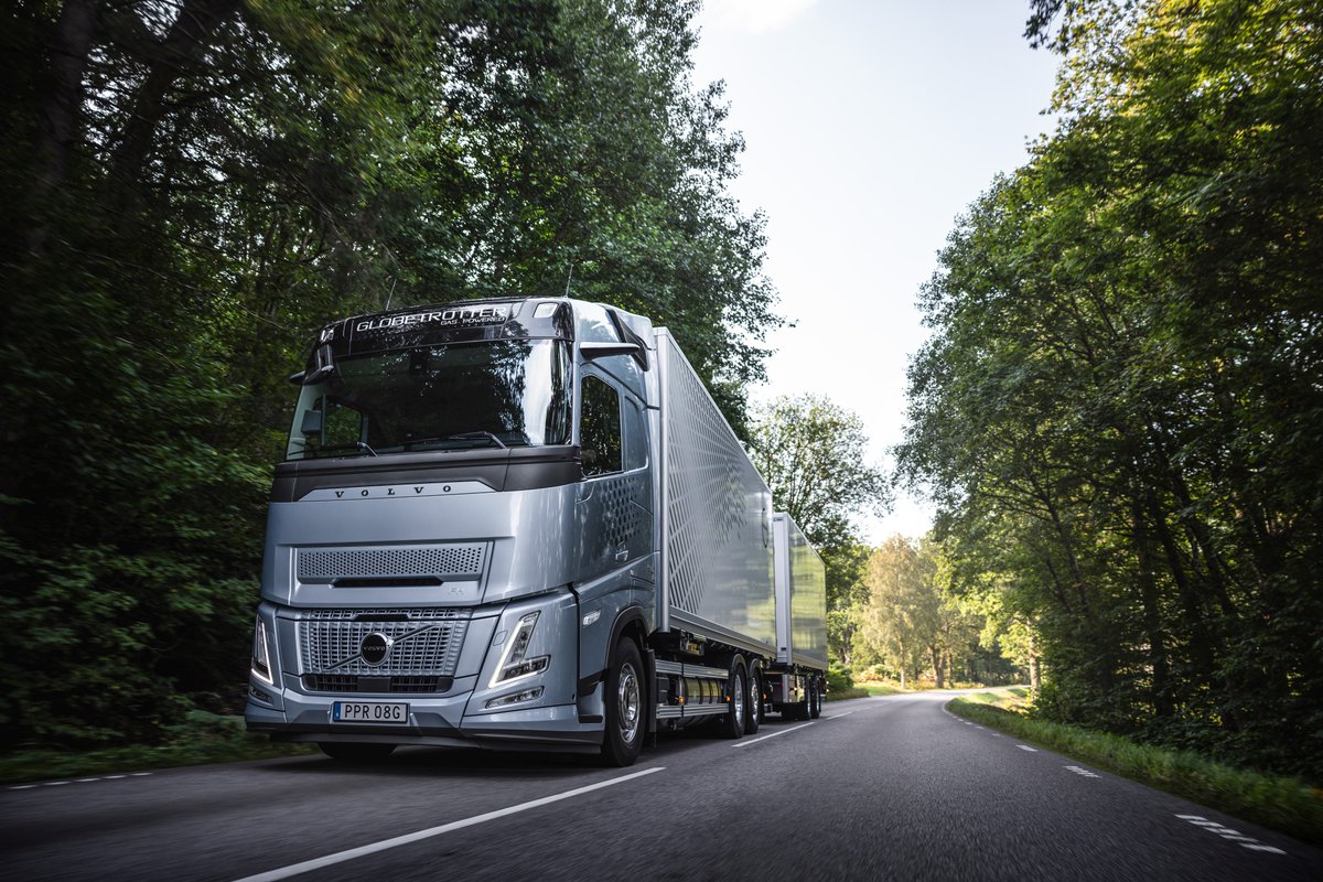 ThomannNFZAG's tweet image. 🚛 Volvo Trucks ist 2025 erneut Europas Marktführer bei schweren Lkw – 19 % Marktanteil! Der FH Aero punktet mit bis zu 7 % mehr Effizienz.

👉 Pressemeldung: ow.ly/BXvt50Y5nCq

#passionstattstandard #thomannnutzfahrzeuge #volvotrucks