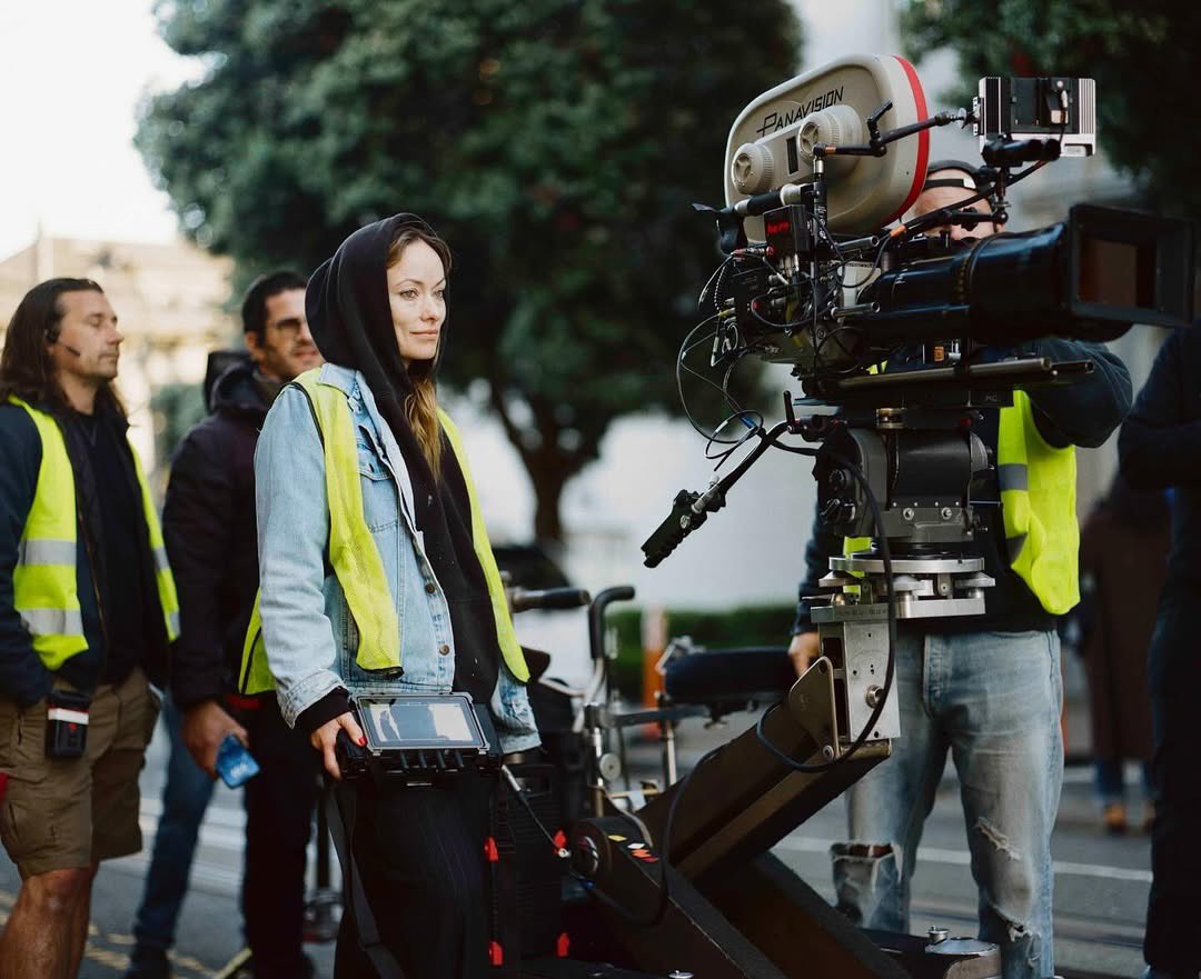 Yönetmen ve oyuncu Olivia Wilde “The Invite” filminin setinden. 

Seth Rogen, Olivia Wilde, Peńelope Cruz ve Edward Norton’ın başrollerinde olduğu “The Invite” Sundance Film Festivali’nde ilk gösterimini yaptı.