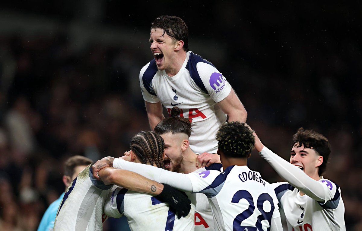 ArsenalN7's tweet photo. Tottenham have worked their butts off in the second half to try and help their beloved neighbours Arsenal. Look at those crazy celebrations 😄 https://t.co/yxNVRLVC2p