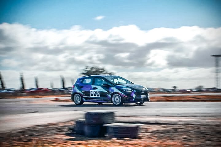 Un día de tandas siempre te alegra la vida.

Ayer pude ir por primera vez al circuito de Arenas de San Juan. 2 marcha todo el rato y a jugar, muy divertido.