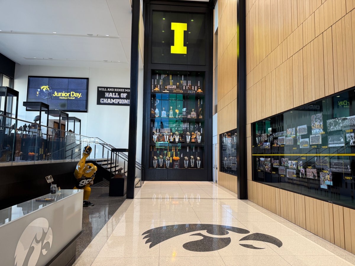 r_vanderlinden8's tweet photo. Had a great experience at Iowa’s Junior Day! Looking forward to being back in Iowa City in the spring! @CoachBudmayr @Coach_Niemann @CoachKrueger3 @HawkeyeFootball https://t.co/hOdLxOKrqe