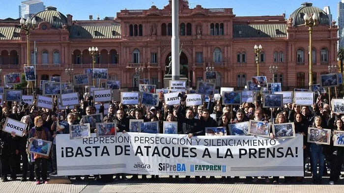No a la Reforma Laboral: Periodistas contra la derogación del Estatuto Profesional <a href="/PrensaFATPREN/">FATPREN</a>
<a href="/SiPreBo/">Sindicato de Prensa Bonaerense</a> <a href="/sipreba/">SiPreBA - Sindicato de Prensa de Buenos Aires</a> <a href="/FOPEA/">FOPEA</a> <a href="/emiliamarian/">emilia marian</a>
<a href="/rucassa/">Rubén Andrés Cassano</a> <a href="/parga_tito28914/">Tito Parga</a>
infoydata.com/no-a-la-reform…