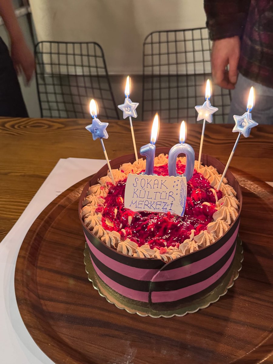 Sokak Kültür Merkezinin 4. Olağan Genel Kurulu'nu dayanışmayla, umutla ve kocaman bir inançla gerçekleştirdik. Aynı zamanda 10. yılımızı geride bırakmanın duygusunu da paylaştık. Bu 10 yıl; dayanışmayla büyüyen bir yol oldu hepimize.