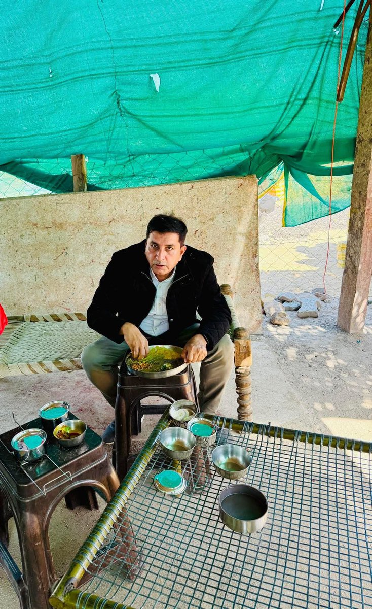 नेताओ के घर को लोग हवेली या बगला बोलते है 

लेकीन हरीश चौधरी के घर को बायतू ढाणी के नाम से सम्बोधित करते है
#अपणो_हरीश_अपणो_गौरव 💎✊🏻