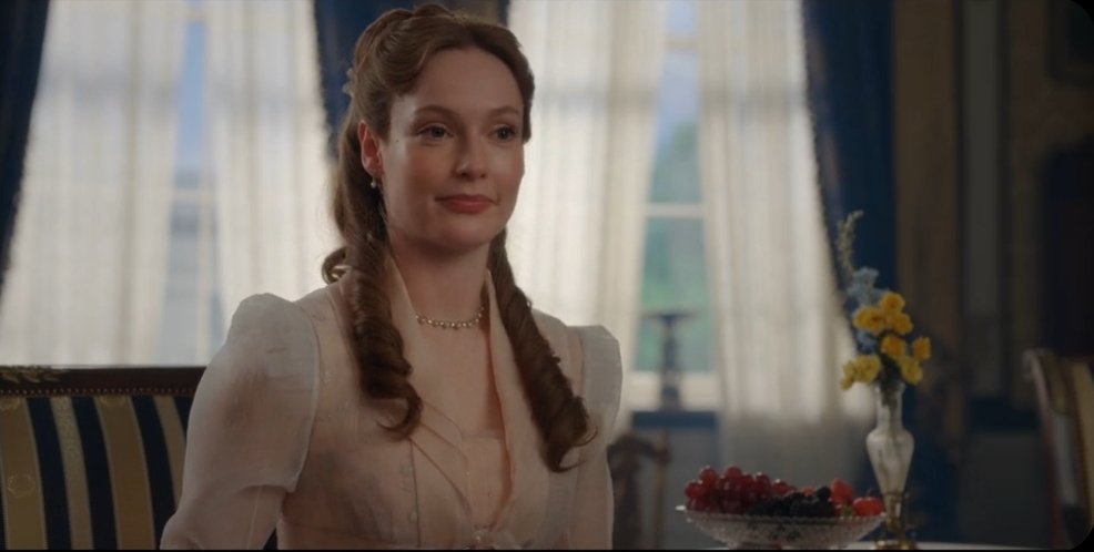 BridGabi's tweet image. vejo muito em alguns discursos do fandom bolsonabridgerton que as pessoas só toleram lésbicas quando elas performam algo que não ameace a feminilidade voltada pra validação masculina. a francesca ser delicada, "bonequinha" e AINDA ASSIM lésbica quebra a fantasia de que mulheres +