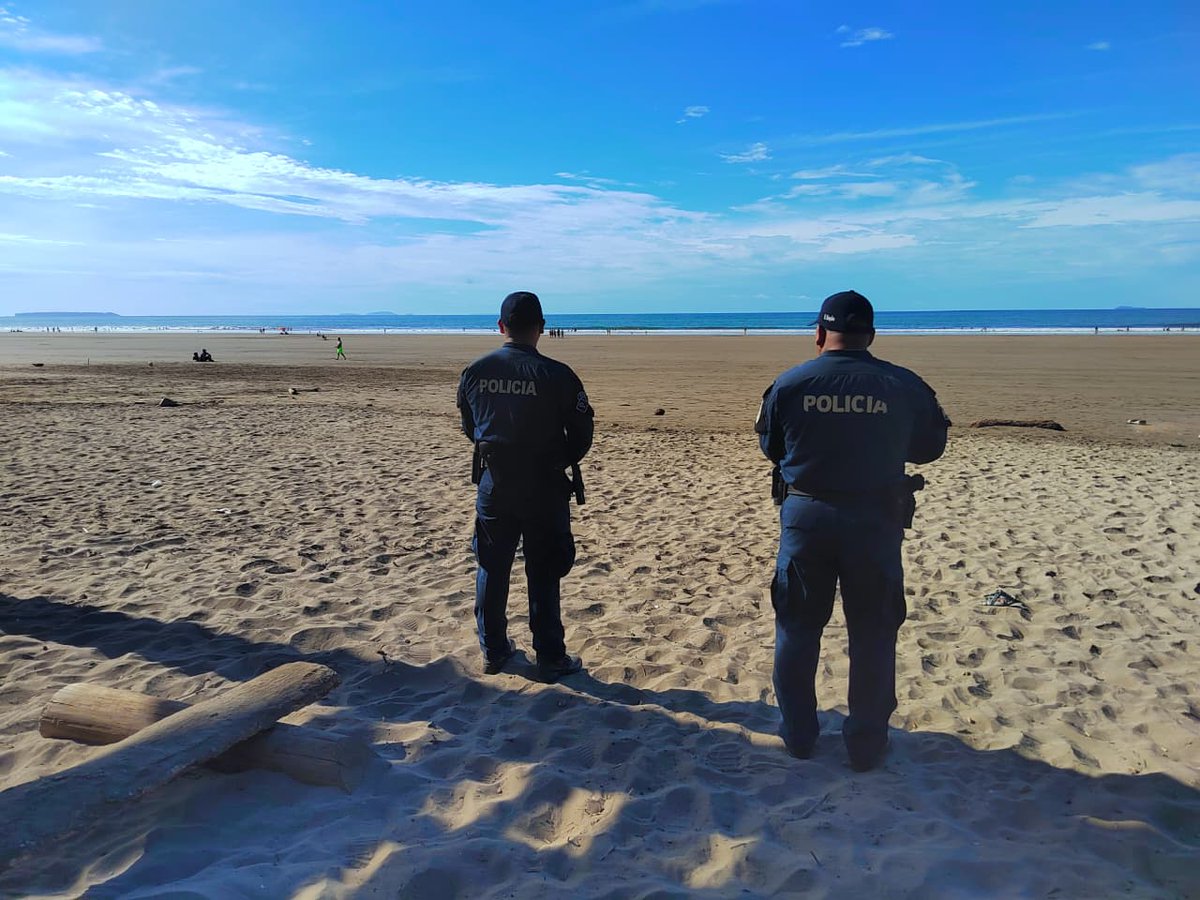 policiadepanama's tweet photo. #Comarcal | Desde tempranas horas, realizamos recorridos preventivos en las playas Las Lajas y playa Hermosa en el distrito de San Félix y San Lorenzo, con el objetivo de garantizar la seguridad y tranquilidad de los ciudadanos que visitan este sector. #DiosYPatria https://t.co/HBJUeuQjpM