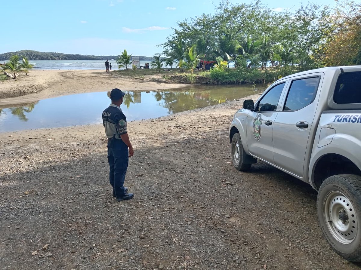 policiadepanama's tweet photo. #Comarcal | Desde tempranas horas, realizamos recorridos preventivos en las playas Las Lajas y playa Hermosa en el distrito de San Félix y San Lorenzo, con el objetivo de garantizar la seguridad y tranquilidad de los ciudadanos que visitan este sector. #DiosYPatria https://t.co/HBJUeuQjpM