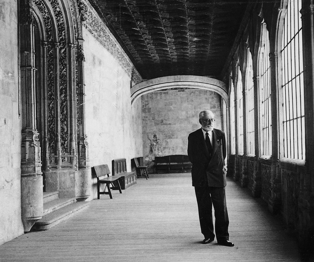 pabampa's tweet photo. La urgencia masculina de lucir como Unamuno paseando por en el claustro de la Universidad de Salamanca. https://t.co/D4NFirEs9k