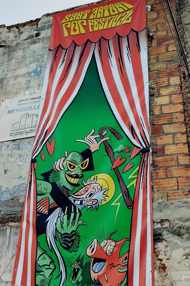 I encara n'hi ha més... Ací teniu un altre dels "banners" que decoraven el "Sant Antoni Pop Festival"... No hi falta de res: un monstre marí que agafa desenfrenadament Sant Antoni per la cintura, el gaiato que ix volant, el porc que té els ulls com a plats i un gat astorat💥 2/2