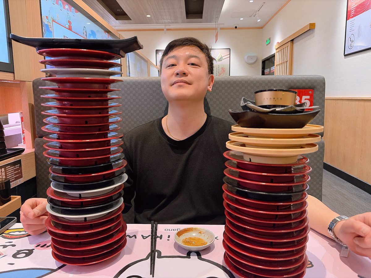 Matthew’s 45th birthday.
I took him to スシロー for his favorite sushi.
He had incredible luck—he won the day’s only “Big Award” in the screen game almost as soon as he sat down and started playing.
2026 marks the seventh year since we separated, after seven years together.