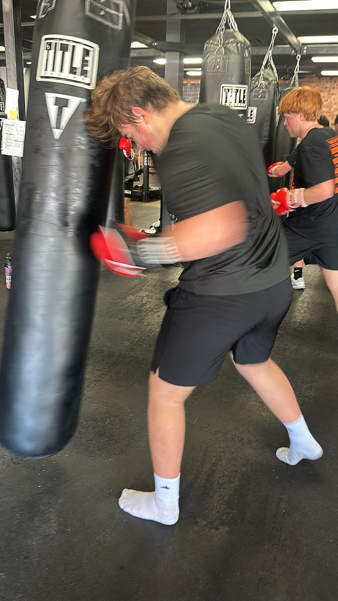 nville_fb's tweet photo. First day of offseason boxing! @titleboxing #drivefor5 https://t.co/ASUiUFfSQE