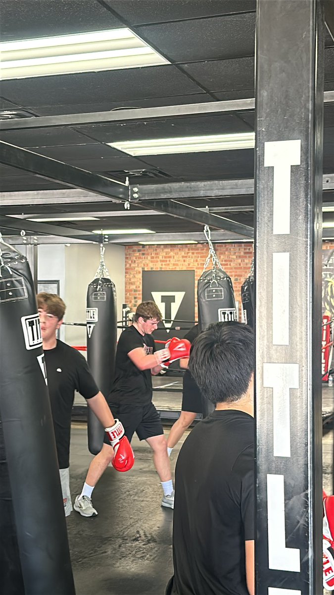 nville_fb's tweet photo. First day of offseason boxing! @titleboxing #drivefor5 https://t.co/ASUiUFfSQE