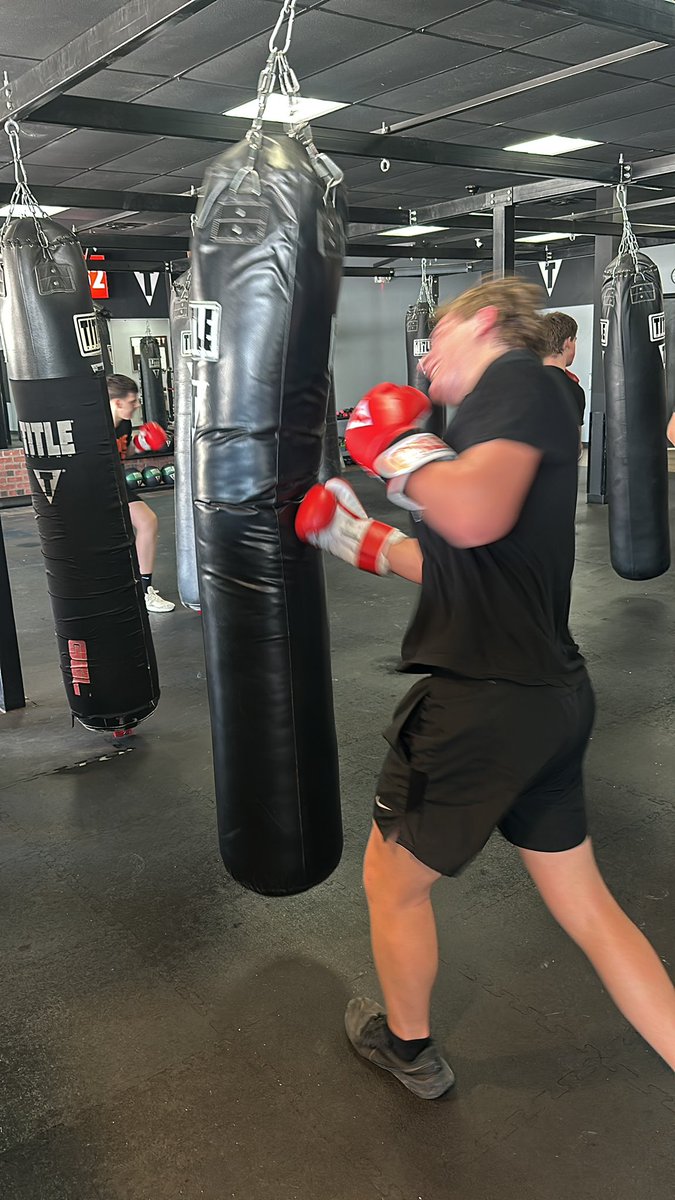 nville_fb's tweet photo. First day of offseason boxing! @titleboxing #drivefor5 https://t.co/ASUiUFfSQE
